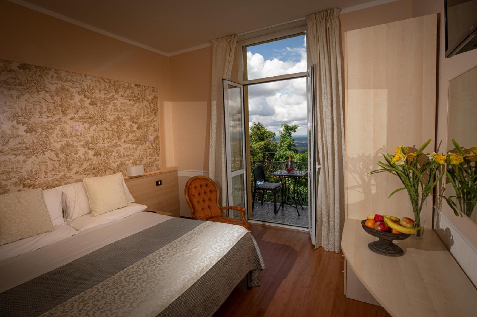 Hotel Vista Lago Brunate Exterior photo